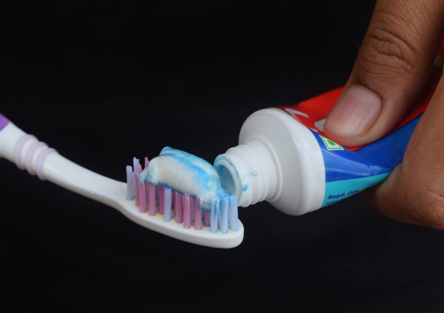 Anvisa alerta para uso de creme dental com fluoreto de estanho