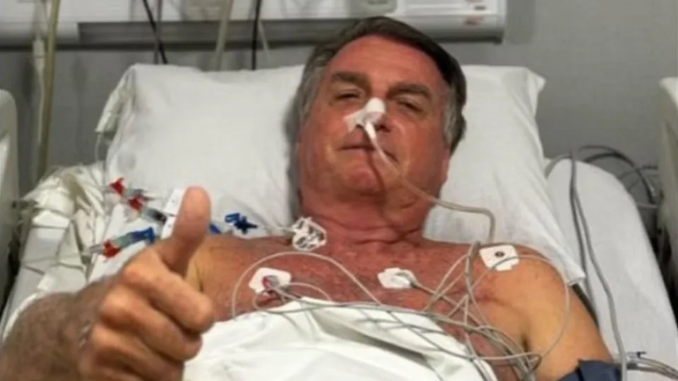 Bolsonaro posta foto e cita complicações no intestino; entenda o quadro
