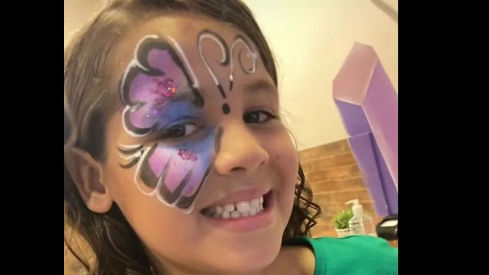 Menina de 8 anos morre após inalar desodorizante em desafio online