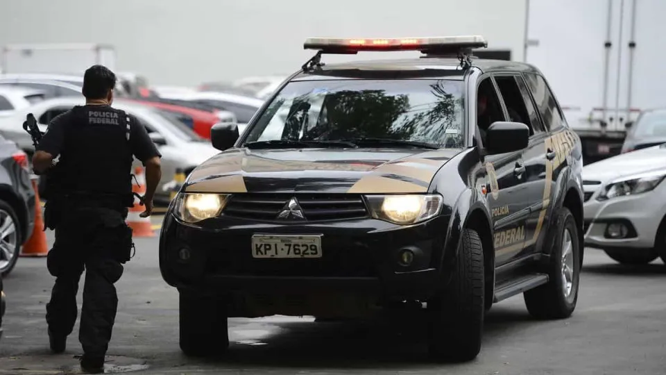 PF faz operação contra grupo suspeito de espalhar 'fake news analógica' nas eleições