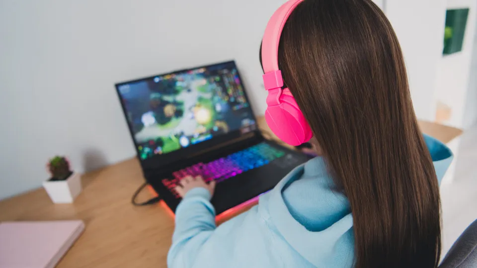 Menina de 10 anos é raptada após troca de mensagens em jogo online