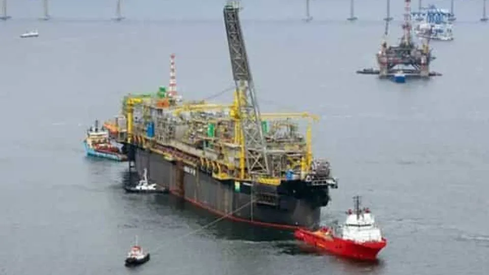 Chega a 14 número de feridos após incêndio em plataforma da Petrobras