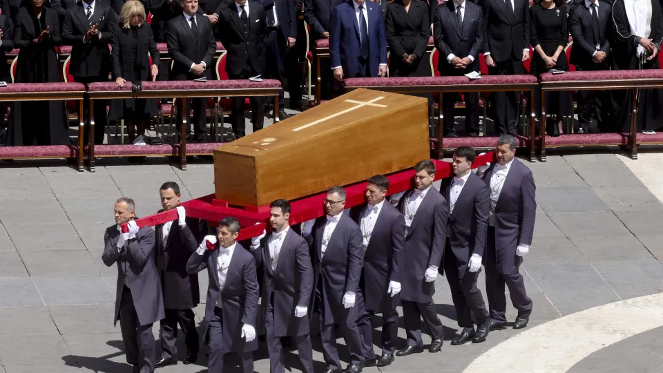 Enterro do papa Francisco: mais de 250 mil pessoas participam da cerimônia