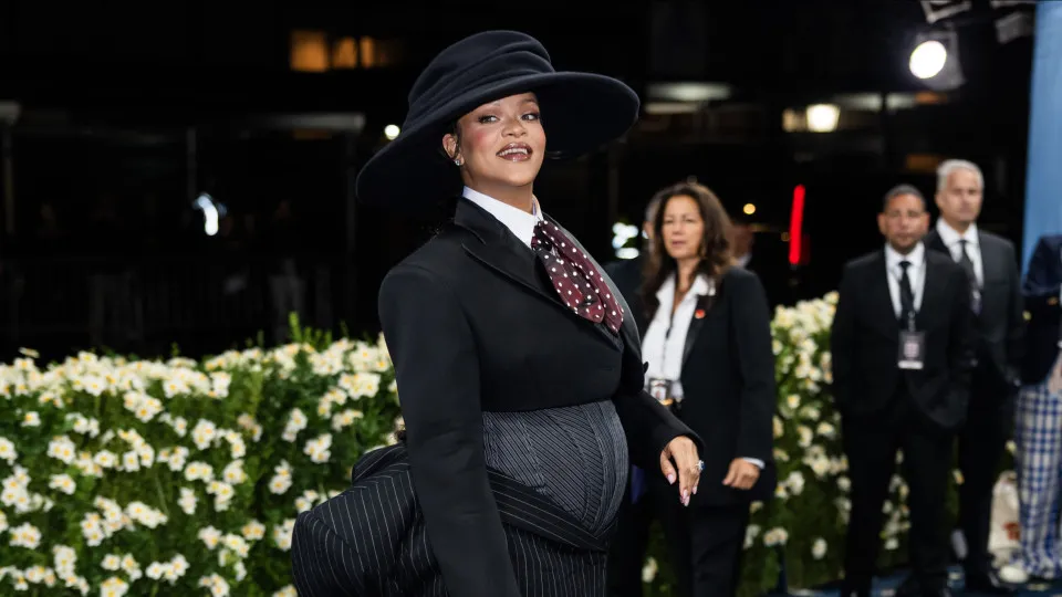 Rihanna confirma terceira gravidez ao exibir barriga no Met Gala 2025