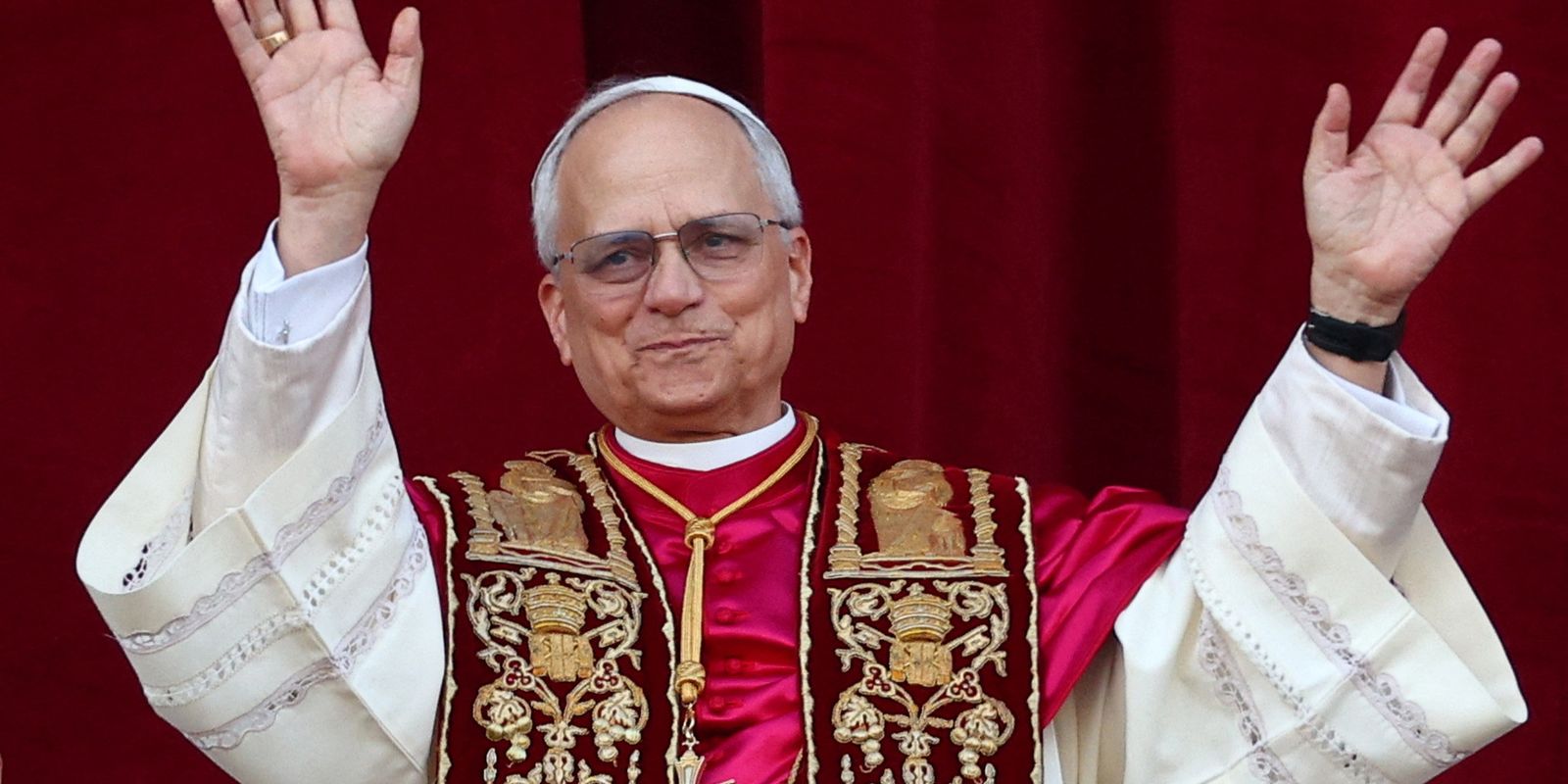 Em 1ª saída do Vaticano, Leão 14 visita túmulo do papa Francisco