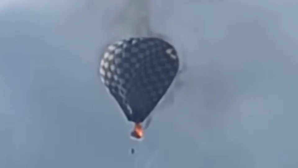 Vídeo mostra pessoa pendurada em balão em chamas antes de cair no México