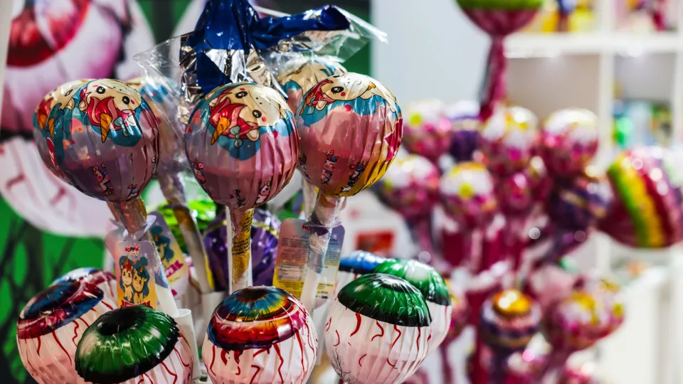 Menino de 8 anos usa celular da mãe e compra R$ 23 mil em pirulitos nos EUA