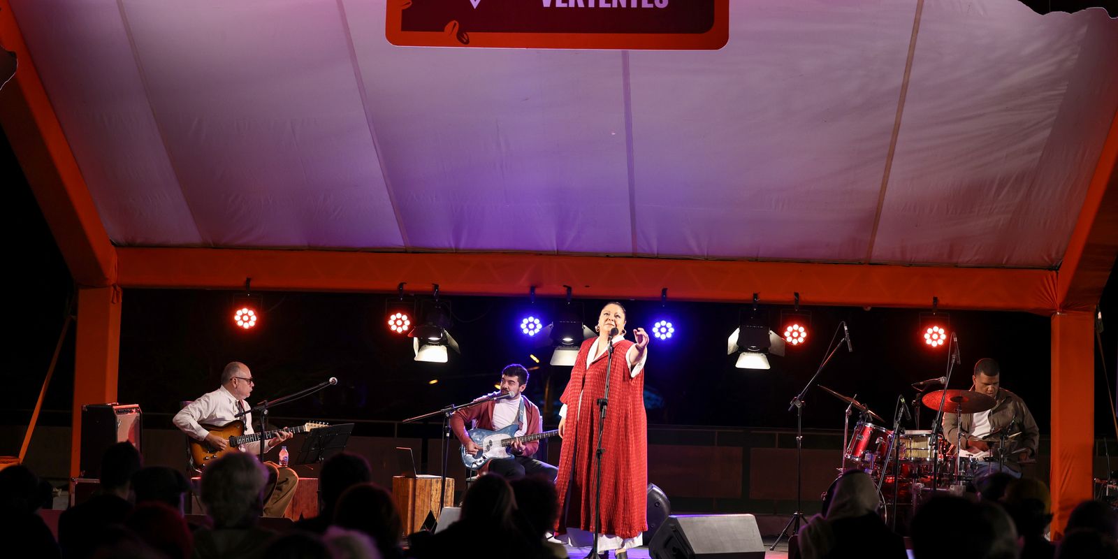 Em show, Fabiana Cozza propõe a união e o fim da intolerância