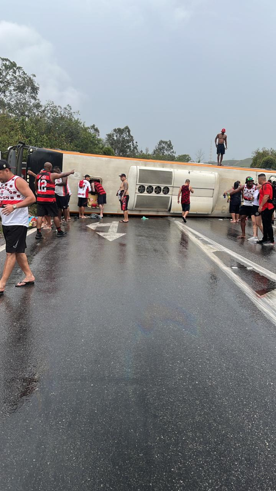 Ônibus com torcedores do Flamengo tomba na Via Dutra