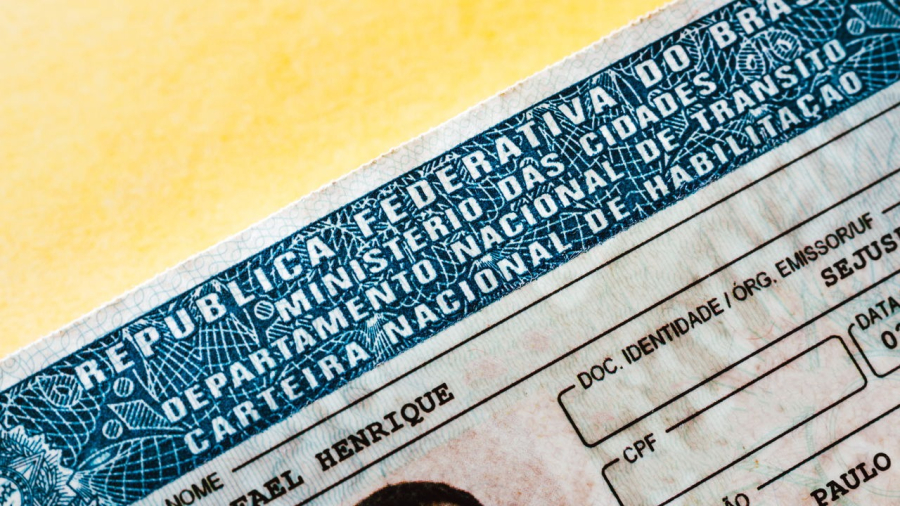 O que acontece se eu for pego dirigindo com a CNH suspensa?
