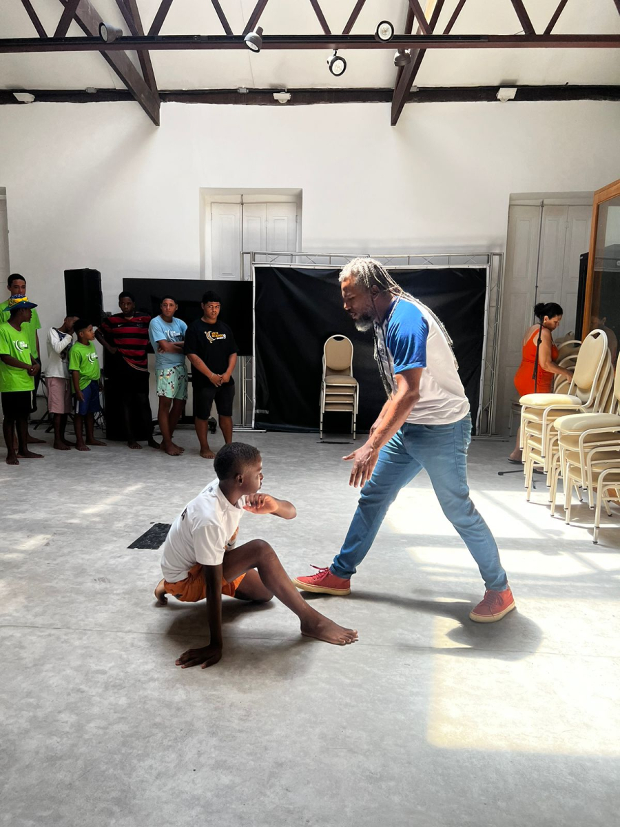 Da rua para a roda: a transformação dos meninos na Casa de Cultura Volta do Mundo e Conexões