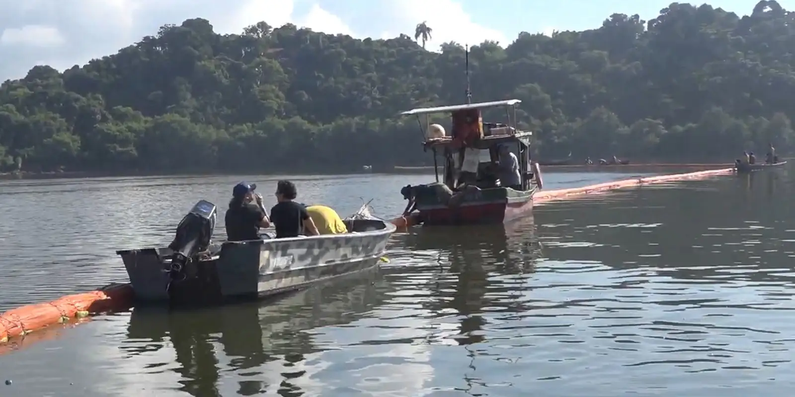 Barreira de cabelo humano ajudará a conter óleo na Baía de Guanabara