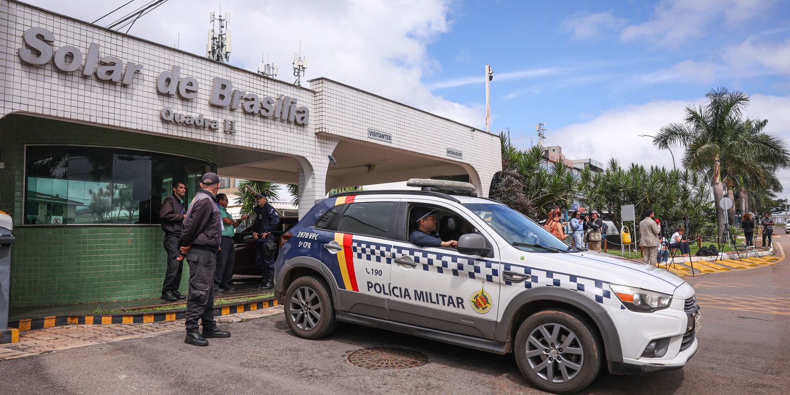 Bolsonaro recebe alta e chega em casa para cumprir prisão domiciliar