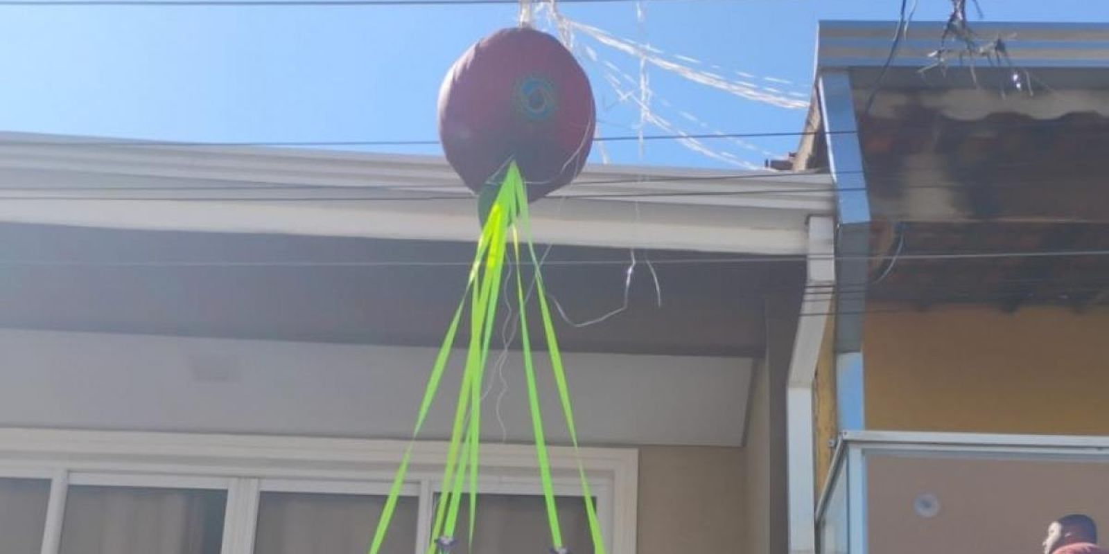 Defesa Civil paulista remove balão que caiu em casa em Carapicuíba