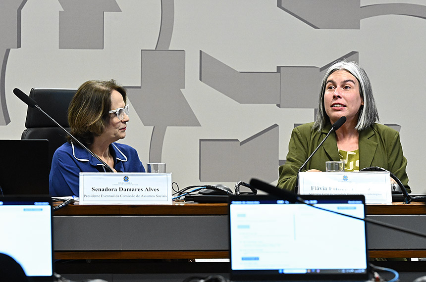 Cigarro eletrônico atrai jovens e agrava dependência, segundo especialistas