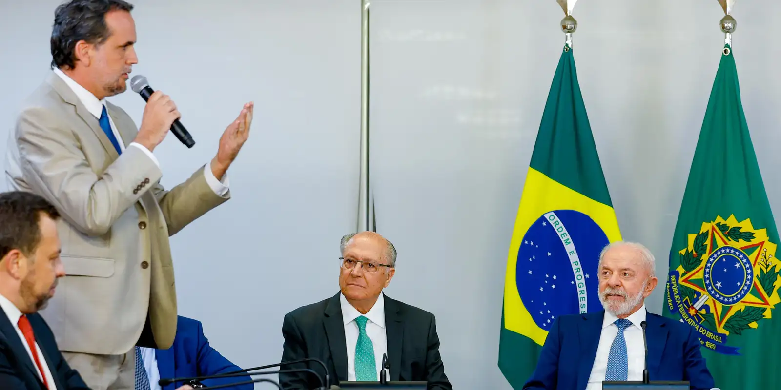 Lula assina MP e zera "taxa das blusinhas"