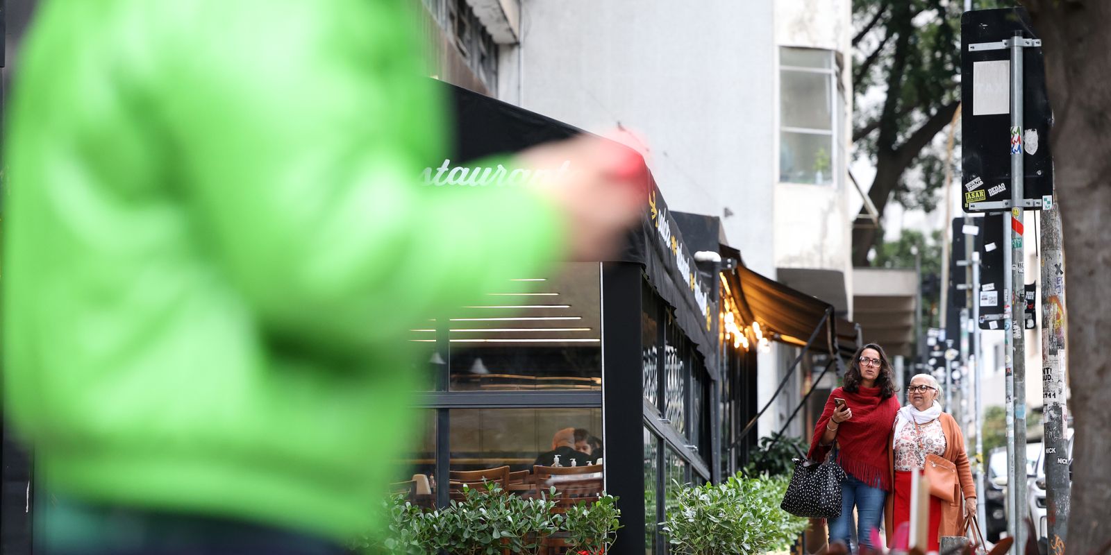 Frente fria leva chuva e ventania à capital paulista e áreas do estado
