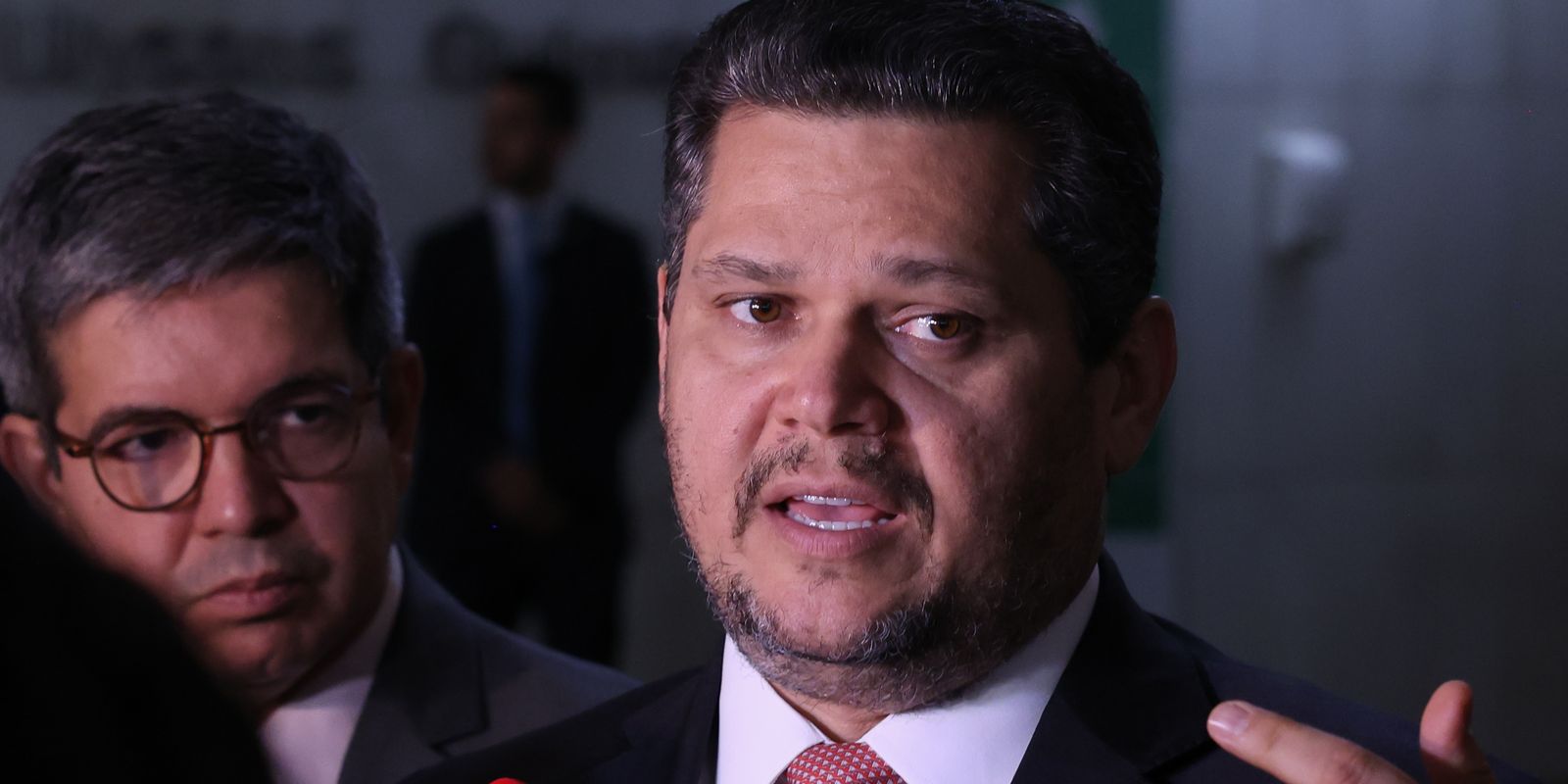 Alcolumbre envia PEC do fim da escala 6x1 para CCJ do Senado