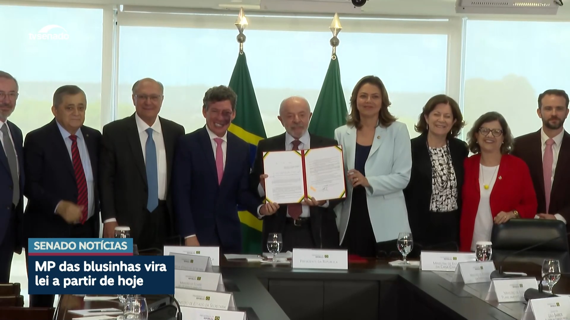 Vídeo: Aprovado pelo Senado, fim da taxa das blusinhas é sancionado