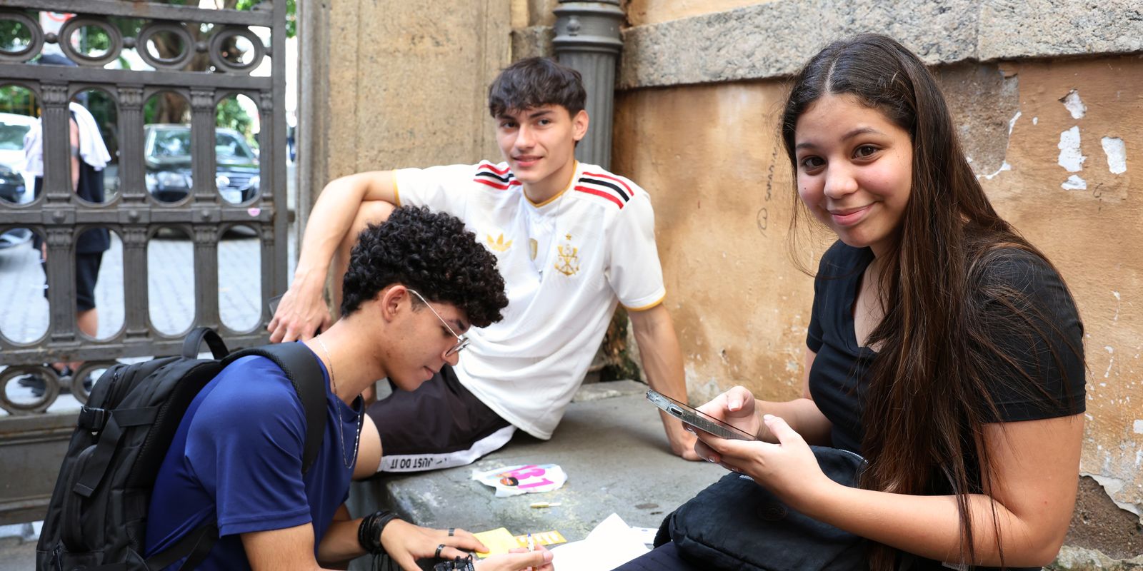 Menos numerosos em 2026, adolescentes exercem direito ao voto