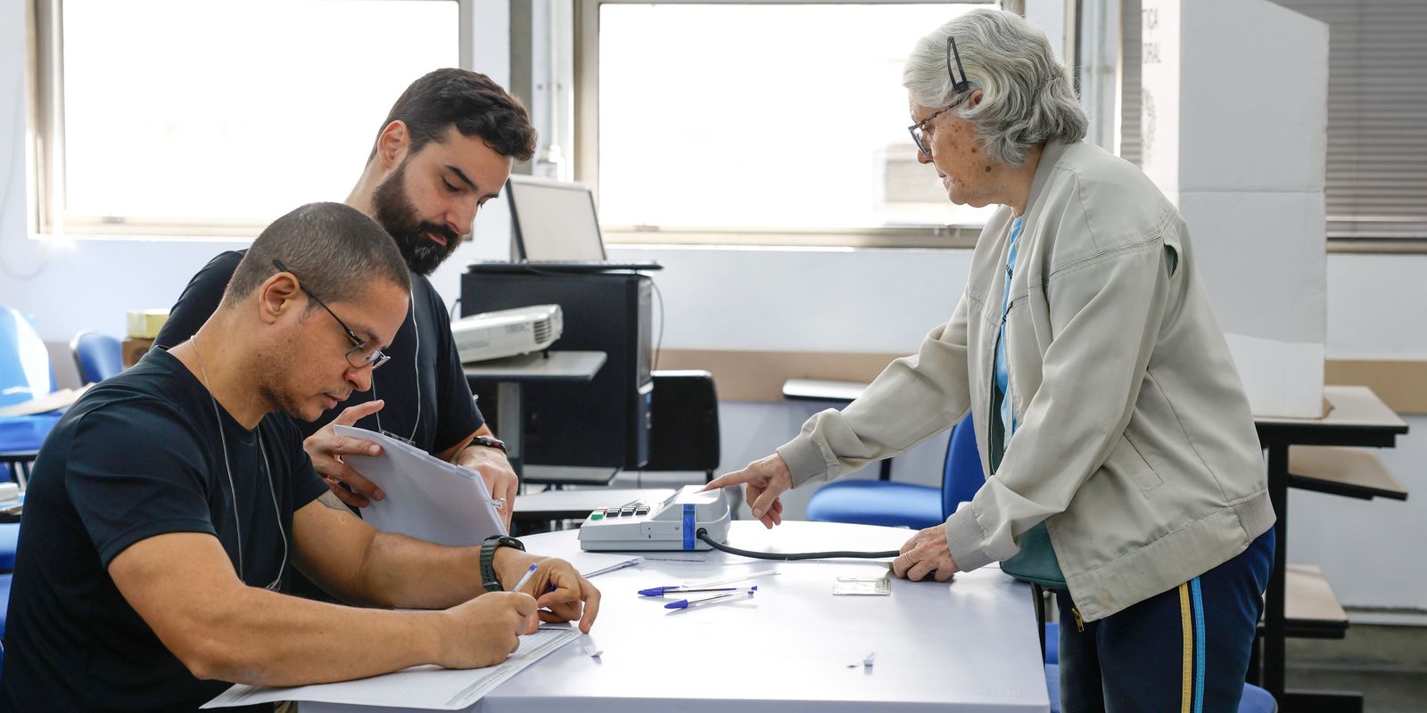 Eleitores do Rio seguem em fila de votação até depois das 19h
