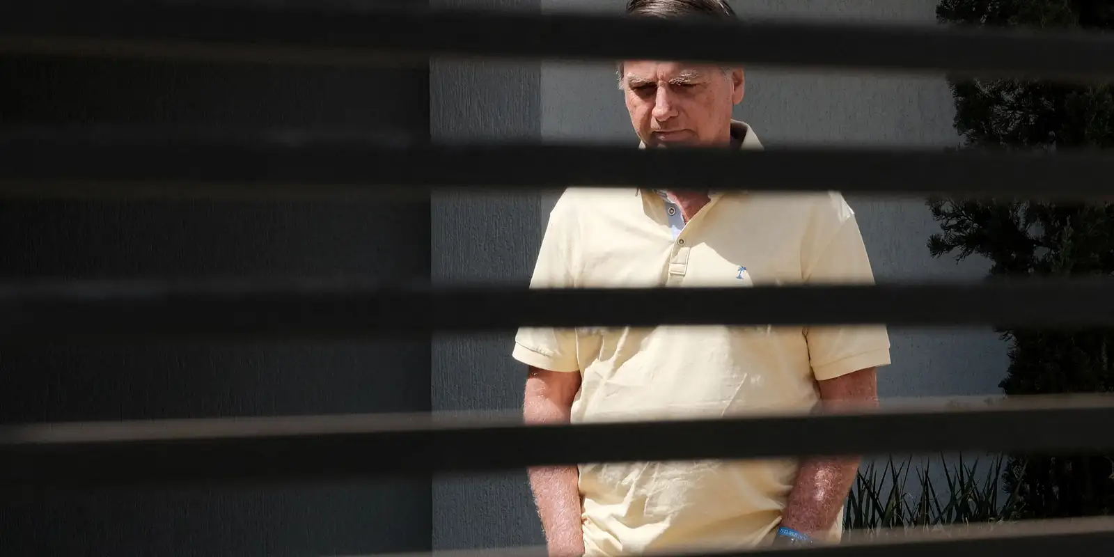 Bolsonaro pede liberação de visitas de Flávio na prisão domiciliar