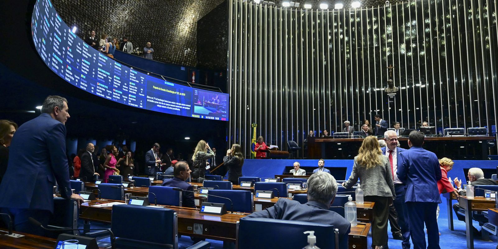Senado aprova fim da escala 6x1 e redução da jornada de trabalho
