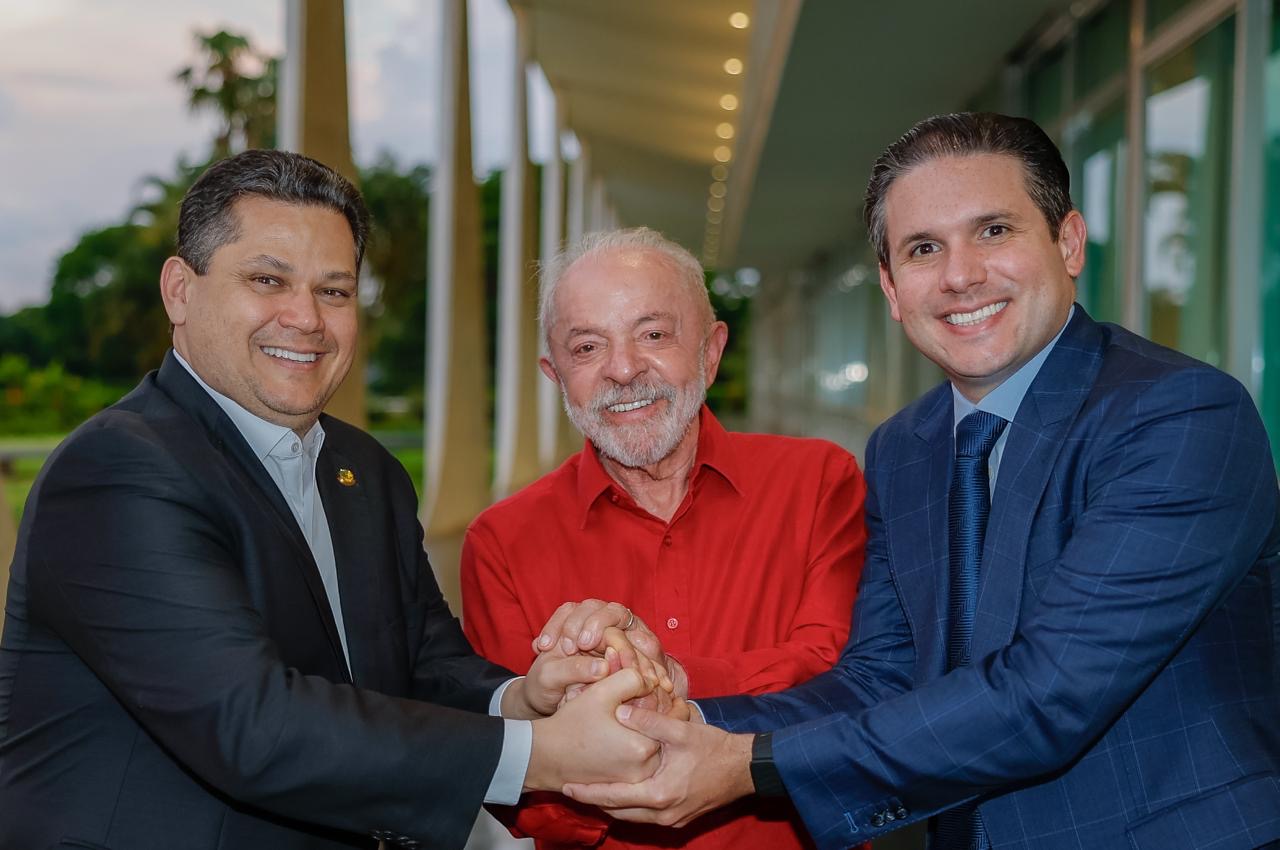 Davi Alcolumbre e Hugo Motta visitam presidente Lula