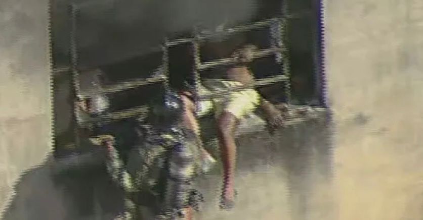 Fábrica de fantasias de escolas de samba pega fogo no Rio; incêndio se alastrou para prédios vizinhos