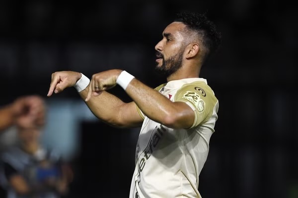 Payet faz a diferença em noite mágica em São Januário